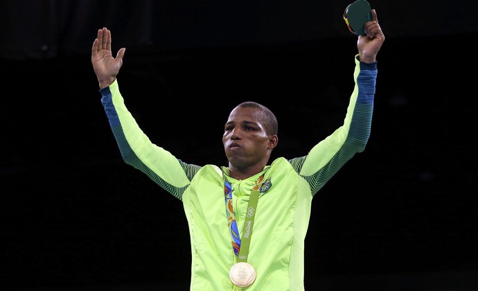 Robson Conceição comemora com a medalha de ouro (Foto: REUTERS/Peter Cziborra)