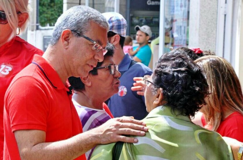 Túlio ouvindo uma senhora na rua | Foto: Henrique Alexandre Silva