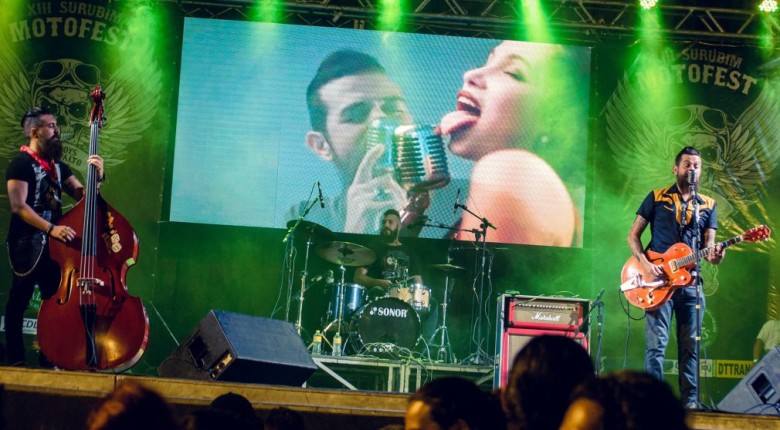 Allycats se apresentando, com seu rockabilly inspirado em clássicos de outrora. | Foto: Wilson Fernandes