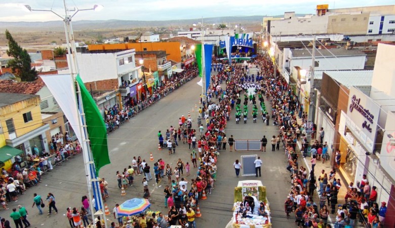 Desfile cívico de 2016 visto da Pousada Surubim. | Foto: Surubim News