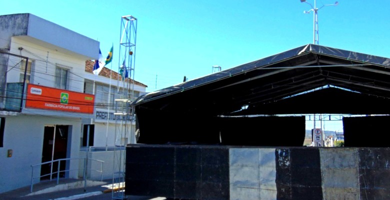 Resultado de imagem para Foto palco de costa para a prefeitura de Surubim 2016