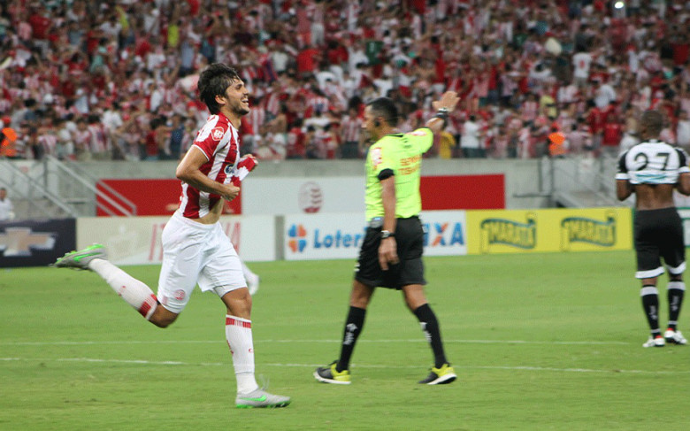 Zagueiro Igor Rabello comemora gol da vitória do Náutico contra o Ceará nos acréscimos (Foto: Divulgação)