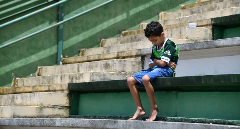 Luto: Pequeno torcedor na Arena Condá. Foto: Chapecoense (fan page)/Igor