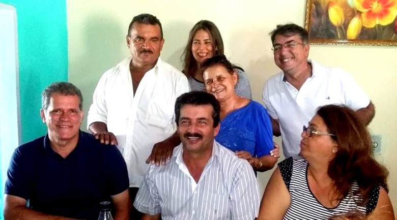O prefeito eleito de Casinhas, João Camêlo (centro), com o secretário estadual Nilton Mota, sua esposa, Gláucia Camêlo, o vereador Inácio do Toyota, a vice-prefeita eleita, Maria Pires, e George Farias (Foto: Blog Daniel Melo/Divulgação)