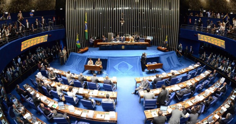 Senadores aprovam texto-base da PEC dos Gastos Públicos em primeiro turno.