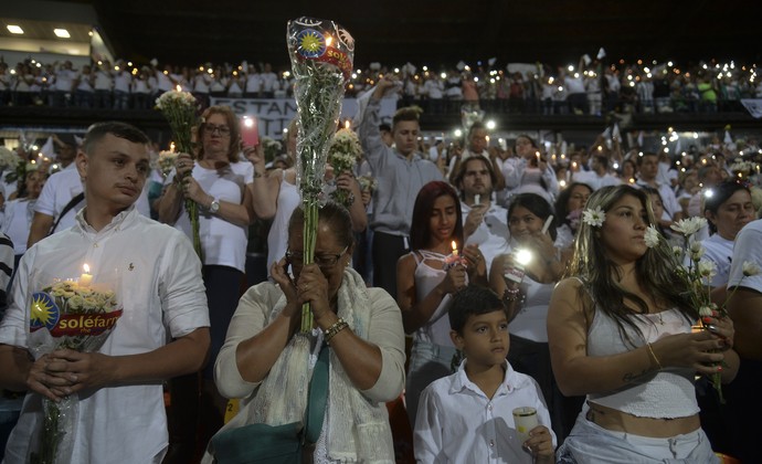 Torcedores levaram velas e flores para homenagear vítimas (Foto: RAUL ARBOLEDA / STR / AFP)