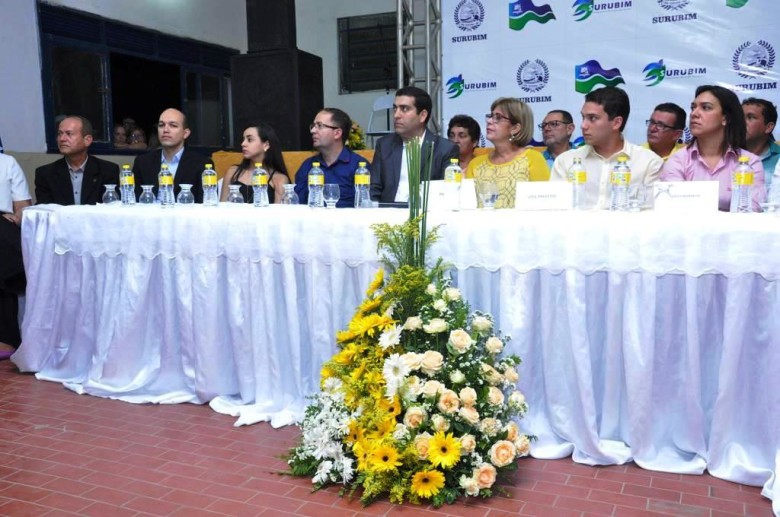 Ontem à noite no Clube BNB: Ana Célia Farias e Guilherme Nóbrega ao lado dos secretários anunciados. Ao fundo, alguns vereadores do PSB e outras figuras representativas. Foto: Henrique Alexandre Silva 