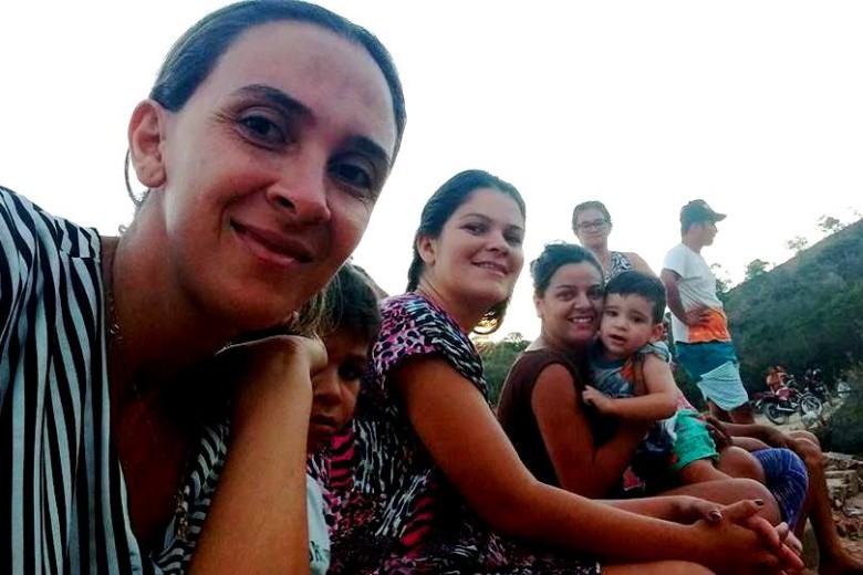 Moradora de Vertente do Heráclio, Juliana Xavier postou comentário e imagens no Facebook comemorando o início das obras de limpeza da barragem que beneficia mais de mil famílias que vivem naquela região (Foto: Facebook/Reprodução) 