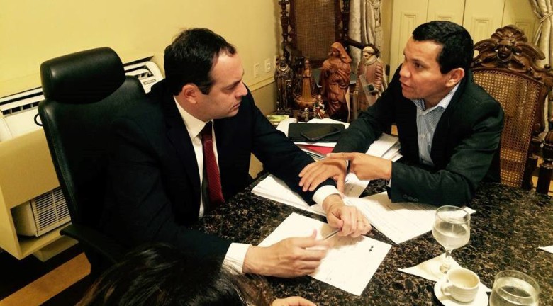 Governador Paulo Câmara em audiência  com o ex-vereador Walter Borges, em seu gabinete, no Palácio do Campo das Princesas (Foto: Divulgação/Reprodução) 