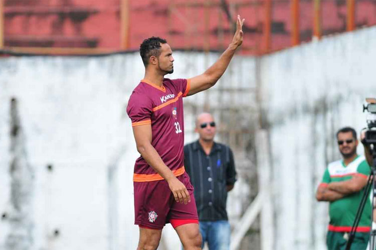 Com contrato assinado, goleiro Bruno enfrentará Náutico e Santa Cruz na Série B do Brasileiro.