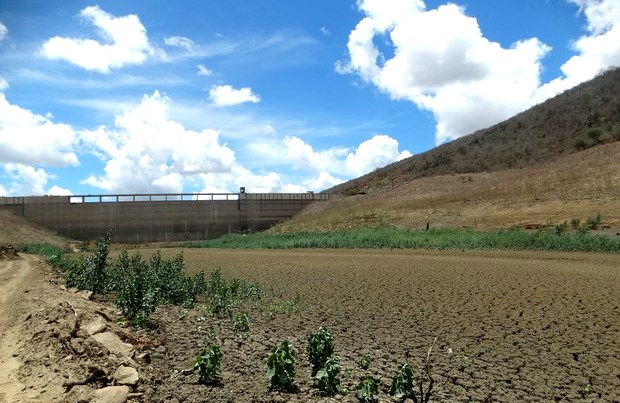 Barragem de Jucazinho secou há cinco meses e prejudicou mais de 800 mil pessoas (Foto: Joalline Nascimento/G1) 