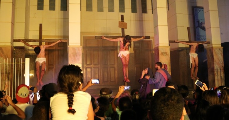 Crucificação de Jesus (ao lado de dois ladrões, também crucificados). | Foto: Lulu/Surubim News