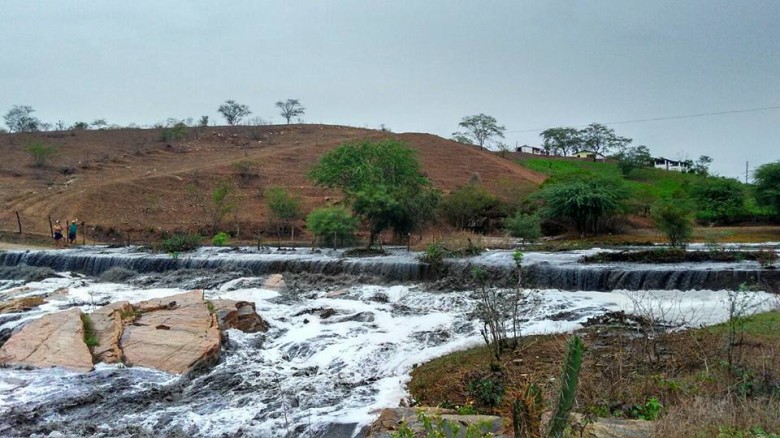 Cheia no Rio Caiaí, que cruza a localidade do  Diogo, na divisa entre os municípios de Casinhas  e Surubim (Foto: Walter Borges/Reprodução)