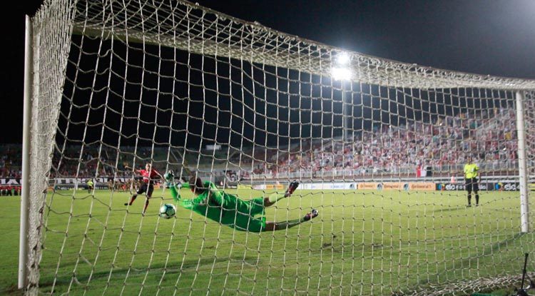 Magrão defendeu duas cobranças nas penalidades e, mais uma vez, se tornou pivô de classificação.