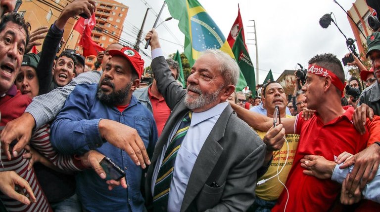 "Virei a quantas audiências forem necessárias", declarou Lula em discurso aos apoiadores reunidos em Curitiba.