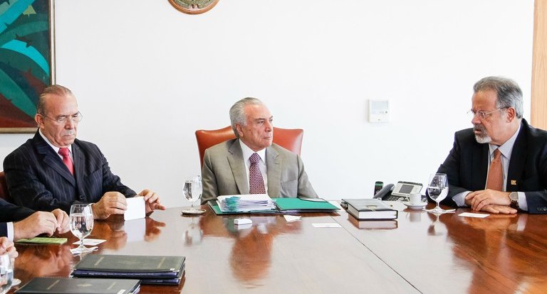 Jungmann (à direita) segue no Ministério da Defesa mesmo após saída de Roberto Freire da Cultura.