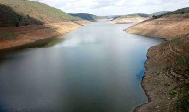 Várias pessoas ribeirinhas estão reportando ao Jornal de Caruaru que a barragem de Jucazinho está acumulando água.