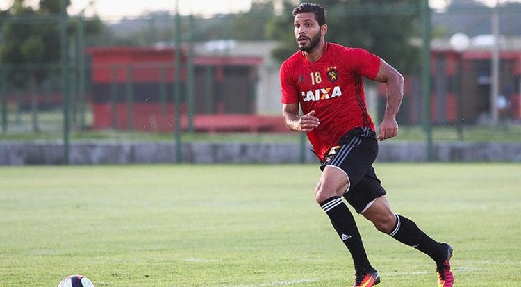 Recuperado de lesão, Henríquez foi acionado no time titular armado em um esquema com três zagueiros.