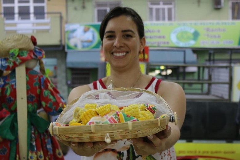 "Na primeira segunda-feira de cada mês promovemos o sopão 0800. Também casualmente oferecemos lanches temáticos para os fregueses e quem estiver passando. Basta se servir. É sempre um prazer realizar essas singelas ações." - conta Meirilane França | Foto: Lulu/Surubim News