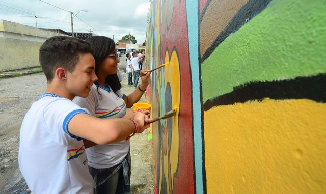 Estudantes da Escola Debora Feijó participam de projeto de educação artística e pintam murto da instituição (Foto: Alyne Pinheiro/Secretaria de Educação de Pernambuco)