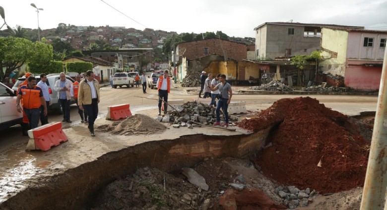 Defesa Civil segue visitando áreas de difícil acesso para avaliar prejuízos e retirar famílias de áreas de risco (Foto: Wagner Ramos/SEI/Divulgação) 