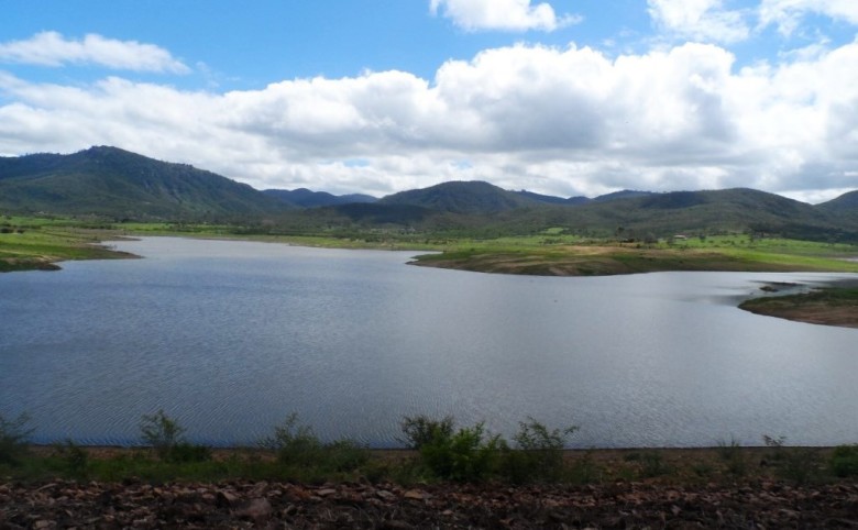 Barragem de Bitury conseguiu acumular água com as chuvas dos últimos dias; volume será suficiente para atender a cidade por dois meses.