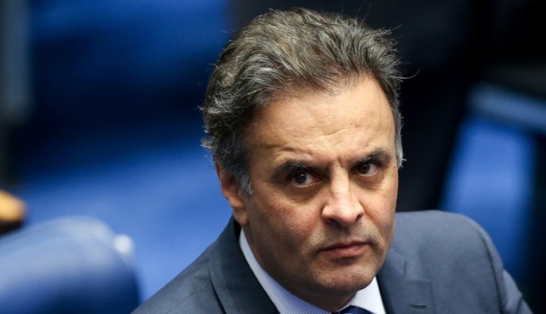 Tucano diz ter sido vítima de "armadilha" montada por um "criminoso confesso". Em grampo, Aécio sugeriu interferência na escolha de delegados da PF.