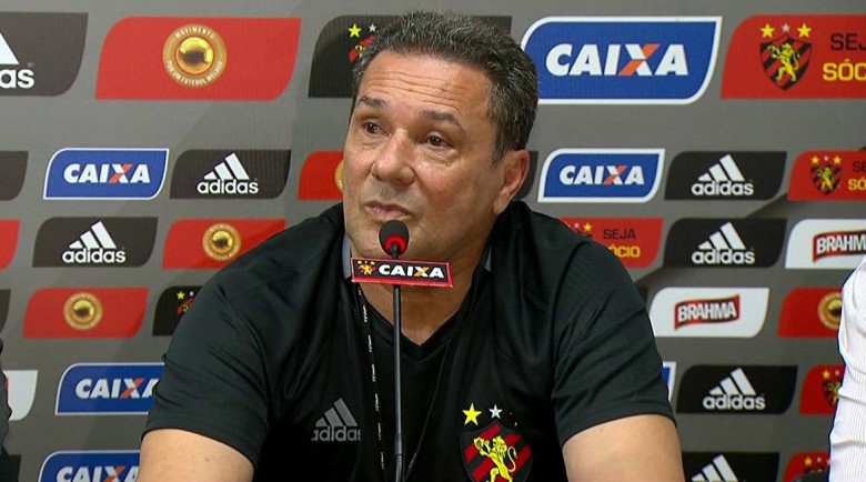 Vanderlei Luxemburgo está em alta com time e torcida do Sport .