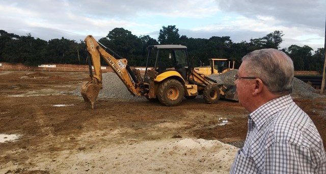 João Caixero confere de perto obras do centro de treinamento do Santa Cruz. (Foto: Juan Torres)