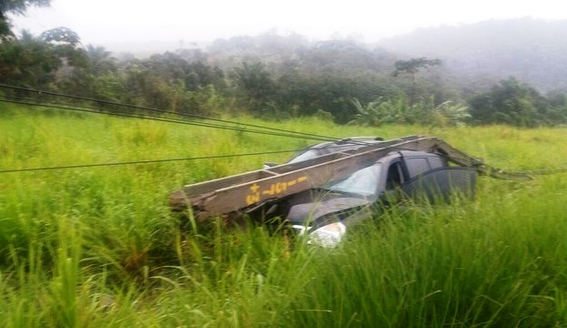 Carro derrapa e atinge poste de energia elétrica na BR-232, no Grande Recife (Foto: Divulgação/PRF) 