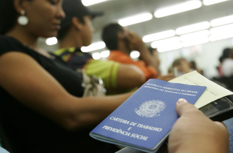 Foi o primeiro recuo significativo da população desocupada desde o trimestre terminado em dezembro de 2014, diz o órgão.