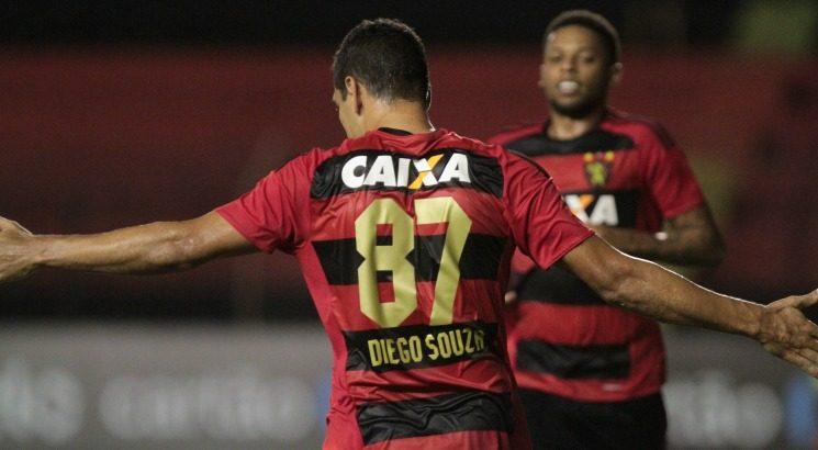 Na quinta-feira, Leão enfrenta o Arsenal-ARG, em Sarandí, mas passará um dia em São Paulo para reduzir os danos físicos provocados no elenco rubro-negro.