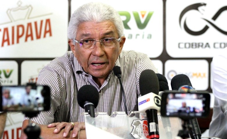 Givanildo Oliveira prometeu cobrar da diretoria uma regularização no pagamento dos salários (Foto: Marlon Costa / Pernambuco Press)