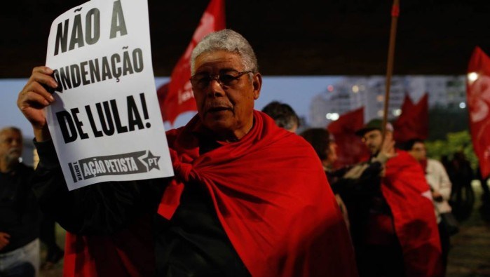 Protesto reúne apoiadores do PT e representantes de movimentos sindicais - Edilson Dantas / Agência O Globo 