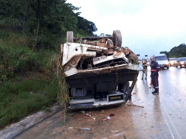 Micro-ônibus capotou depois de bater em cavalos na BR-408, no Grande Recife (Foto: WhatsApp TV Globo)