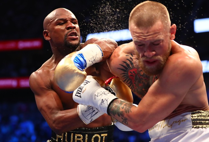 Floyd Mayweather castigou Conor McGregor a partir do quarto round, conseguindo o nocaute no décimo (Foto: Reuters)