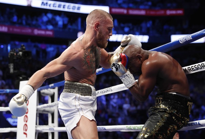 Enquanto teve fôlego, Conor McGregor conseguiu agredir Floyd Mayweather (Foto: Steve Marcus/Reuters) 