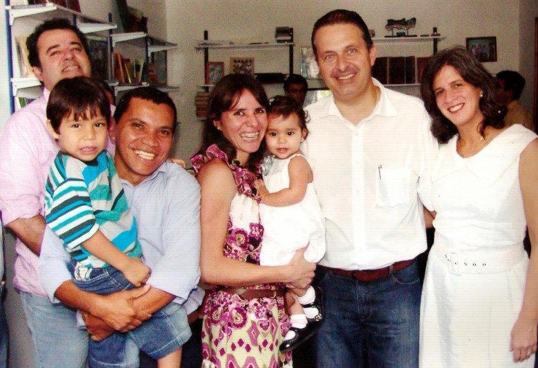 Walter Borges, a esposa e os dois filhos com Eduardo Campos, sua esposa Renata e o deputado federal Danilo Cabral, durante a visita feita pelo então governador à sua residência  em julho de 2011 (Foto: Divulgação/Reprodução)