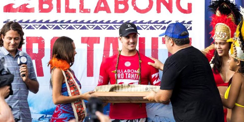 Brasileiro posa com o troféu de vice-campeão no Taiti (Kelly Cestrari/WSL/Divulgação) 