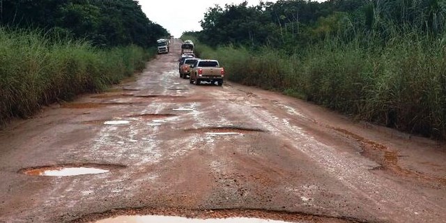 Imagem mostra estrada cheia de buracos em Nova Mutum (MT) (Foto: Assessoria/Aprosoja-MT)
