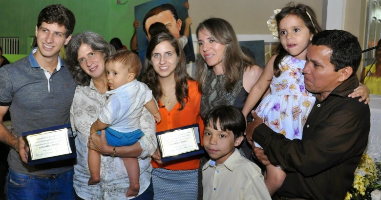 A viúva Renata Campos com os filhos João, Eduarda e o pequeno Miguel, ladeados pelo casal anfitrião, Walter Borges e Jane Farias, por ocasião de outra missa póstuma em homenagem ao ex-governador na comunidade do Diogo (Foto: Mário Andrade/Divulgação)