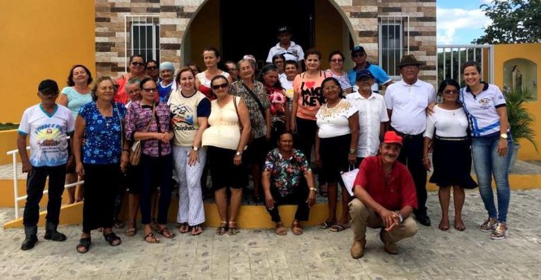 Idosos em companhia da secretária de Assistência Social, Ediluce Leal, durante a visita ao Santuário Dom Bosco, no sítio Belo Monte em Casinhas (Foto: Claudia Roberta/Divulgação)