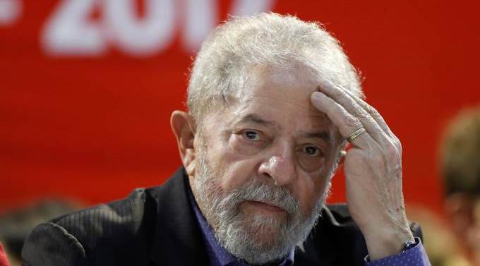 Montadoras de veículos teriam prometido a Lula R$ 6 milhões em propina, em troca da aprovação de uma MP para o setor (Foto: Leonardo Benassatto/Reuters) 