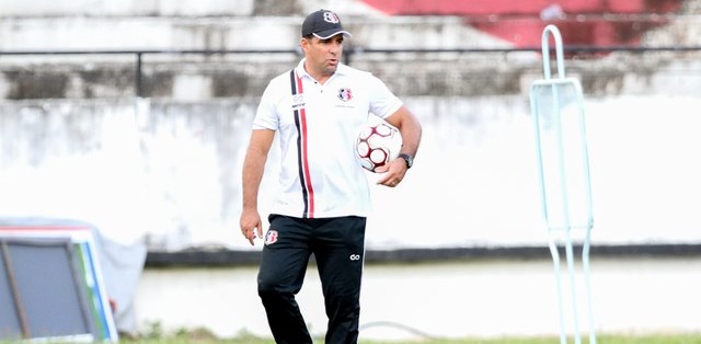 Marcelo Martelotte vai trabalhar como psicólogo nesta semana para tentar mudar rumo do Santa Cruz (Foto: Marlon Costa / Pernambuco Press) 