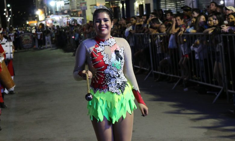 “Não busco ser melhor do que ninguém. Busco superar a mim mesma!” – conta a simpática baliza da banda marcial da Escola Maria Cecília, Islaine Pessôa. | Foto: Lulu/Surubim News