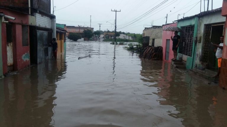 Canal no Bairro Bela Vista transbordou e a água invadiu residências (Foto: Reprodução/ WhatsApp)