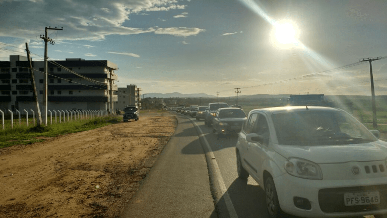 Veículos que acompanhavam o cortejo, interditaram uma das faixas da Rodovia PE-90 (Foto: Luciano Gonçalves/ Divulgação)