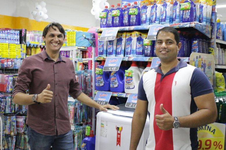 Gilson Barros e Adriano César: vendedores Brilux. | Foto: Lulu/Surubim News