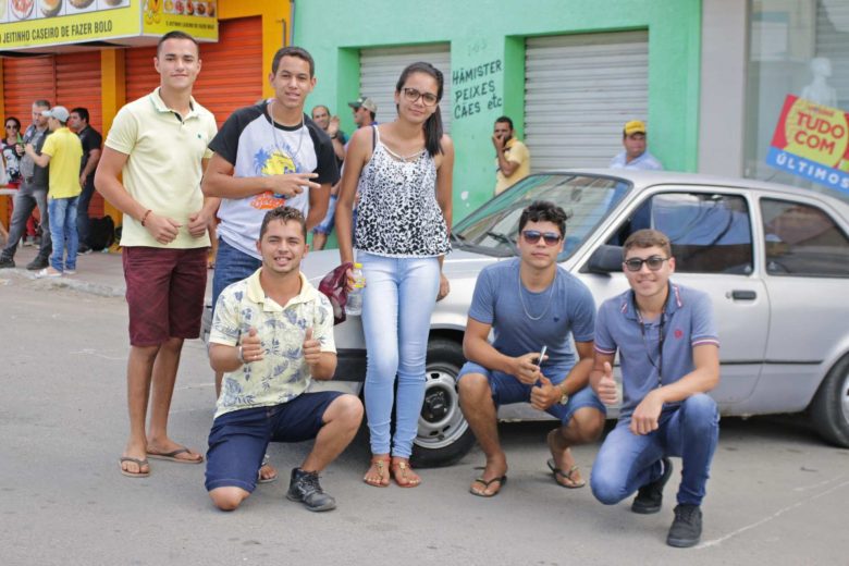 Antoniel da Silva, de 18 anos, ao lado dos seus amigos de Bom Jardim. | Foto: Lulu/Surubim News