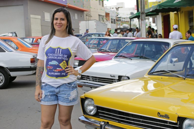 Adrielma Ramos, organizadora do Encontro de Carros Antigos e amante de Chevettes. | Foto: Lulu/Surubim News